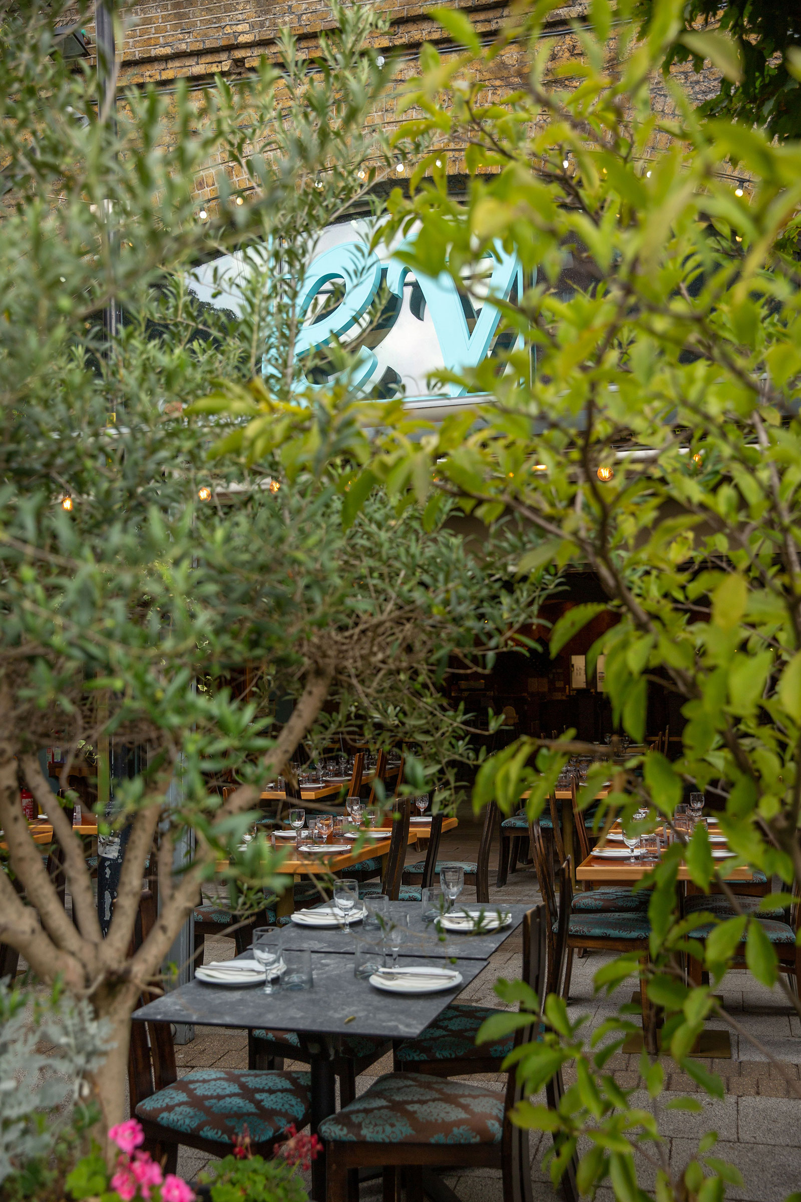 Ev Restaurant Exterior 9